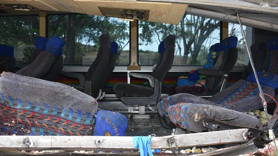 Kecelakaan tersebut terjadi saat bus penumpang bertabrakan dengan sebuah truk trailer sehingga menewaskan sedikitnya 21 orang.