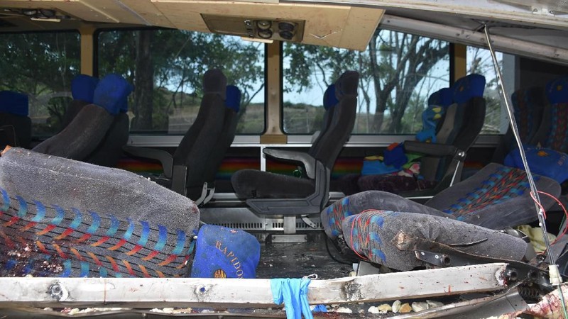 Kecelakaan tersebut terjadi saat bus penumpang bertabrakan dengan sebuah truk trailer sehingga menewaskan sedikitnya 21 orang.