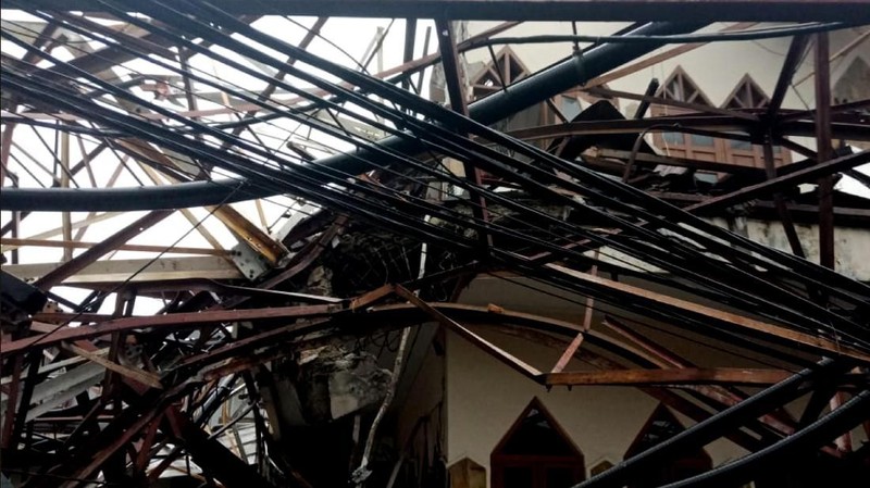 Menara tersebut menimpa sebuah rumah yang berada di sekitarnya.