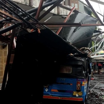 Hujan Deras, Menara Pemancar di Jaksel Roboh Timpa Rumah