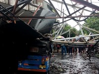 Hujan Deras, Menara Pemancar di Jaksel Roboh Timpa Rumah