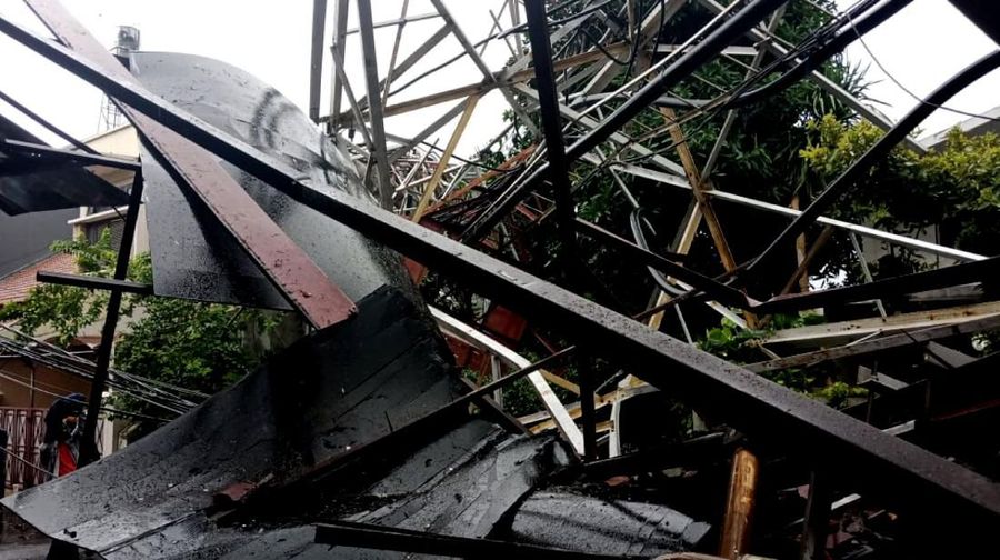 Menara tersebut menimpa sebuah rumah yang berada di sekitarnya.