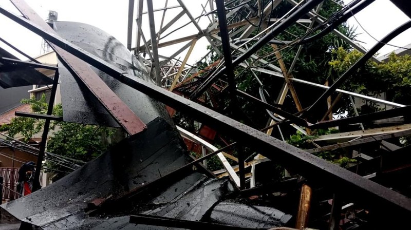 Menara tersebut menimpa sebuah rumah yang berada di sekitarnya.