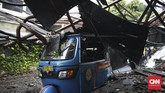 Tower roboh menimpa teras masjid dan rumah warga. Tak ada korban dalam kejadian ini. Tower roboh sekitar pukul 15.50 WIB. (CNN Indonesia/Andry Novelino)