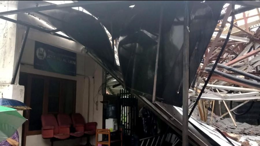 Menara tersebut menimpa sebuah rumah yang berada di sekitarnya.