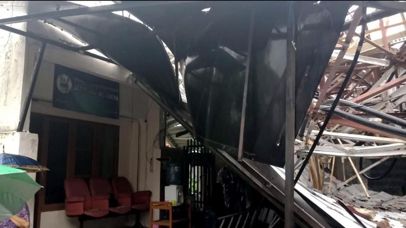 Menara tersebut menimpa sebuah rumah yang berada di sekitarnya.
