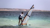 Bukan hanya menikmati pantai, resor mewah ini juga kerap digunakan para windsurfer. (Mohamed el-Shahed / AFP)