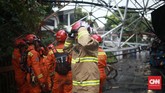 Menurutnya, tower tersebut roboh menimpa teras masjid, satu unit bajaj, dan dua rumah warga.