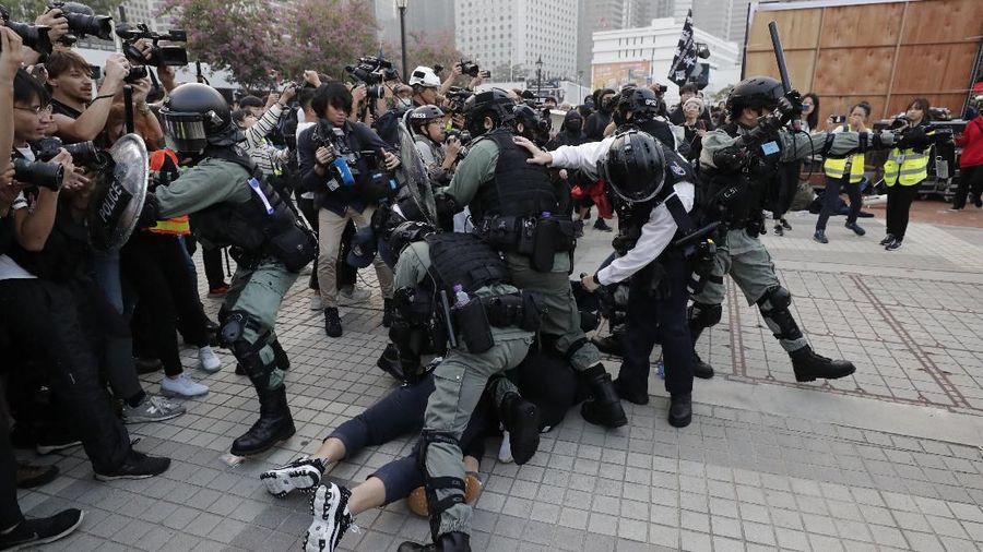 Hong Kong kembali dilanda demonstrasi yang berujung pada kerusuhan.