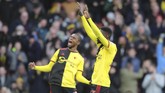 Lima menit babak kedua berjalan, Watford memimpin 1-0 berkat gol Ismaila Sarr (kanan). (AP Photo/Petros Karadjias)