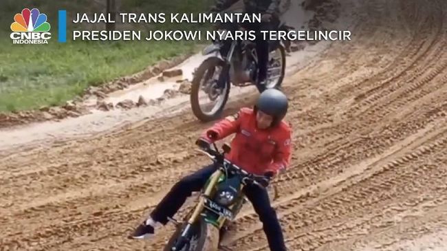 Hati Hati Pak Jokowi  Nyaris Tergelincir dari Motor  Touring 