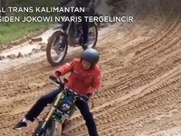 Hati-Hati Pak! Jokowi Nyaris Tergelincir dari Motor Touring