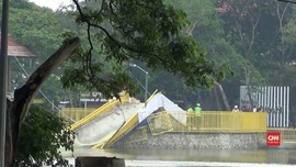 VIDEO: Baru Diresmikan Sehari, Jembatan Utan Kemayoran Ambruk