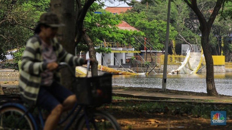 Saat ini, hutan kota Kemayoran ditutup sementara untuk umum.