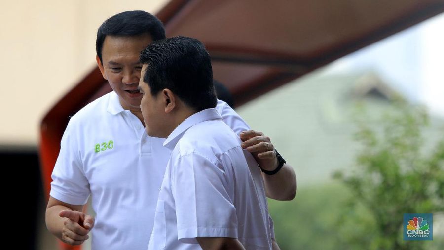 Komisaris Utama Pertamina Basuki Tjahja Purnama, Ahok berbincang dengan Menteri BUMN Erick Thohir di acara Peresmian Implementasi Program Biodiesel 30% (B30) di SPBU MT Haryono.  (CNBC Indonesia/Andrean Kristianto)