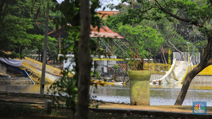 Saat ini, hutan kota Kemayoran ditutup sementara untuk umum.