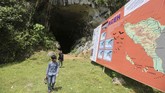 Warga mengunjungi Gua Ek Leuntie atau yang dikenal dengan sebutan Gua Tsunami Purba di Desa Meunasah Lhok, Lhong, Aceh Besar, Aceh, Minggu (22/12/2019). (Antara Foto/Irwansyah Putra)
