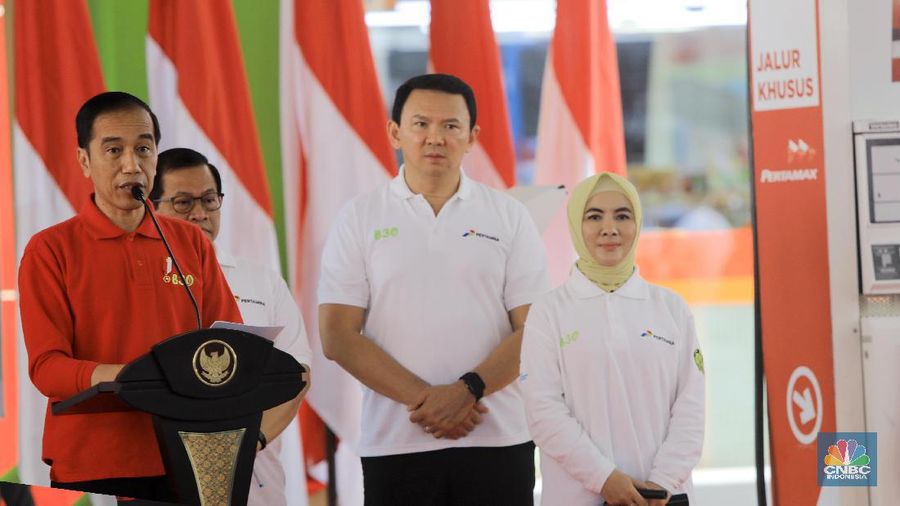Presiden RI Jokowi didampingi Komisaris Utama Pertamina Basuki Tjahja Purnama dan Menteri BUMN Erick Thohir di acara Peresmian Implementasi Program Biodiesel 30% oleh Presiden RI di SPBU MT Haryono. (CNBC Indonesia/Andrean Kristianto)