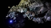 Pengunjung memasuki gua di Lhoong, Aceh. Gua itu diyakini berusia sekitar 7.400 tahun dan menyimpan deposit tsunami sebelumnya. (AFP/Chaideer Mahyuddin)