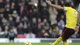 Berselang empat menit dari gol pertama, Watford menggandakan keunggulan. Troy Deeney sukses menyarangkan bola dari titik putih. Sebelumnya Aaron Wan-Bissaka menjatuhkan Ismaila Sarr di kotak 16. (AP Photo/Petros Karadjias)