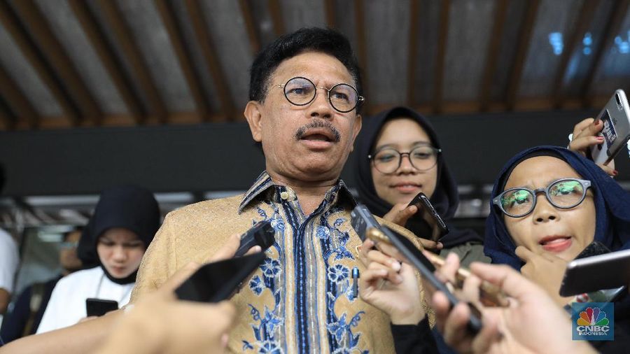 Netizen mengkitik pernyataan Menteri Kominfo Johnny Plate yang minta Netflix gunakan film lokal dan menunda masuknya tayangan Netflix Original di Indonesia.