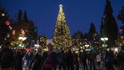 Perayaan di Yunani (AP Photo/Petros Giannakouris) People walk in front of the Christmas tree at Syntagma square in central Athens, on Friday, Dec. 20, 2019. (AP Photo/Petros Giannakouris)