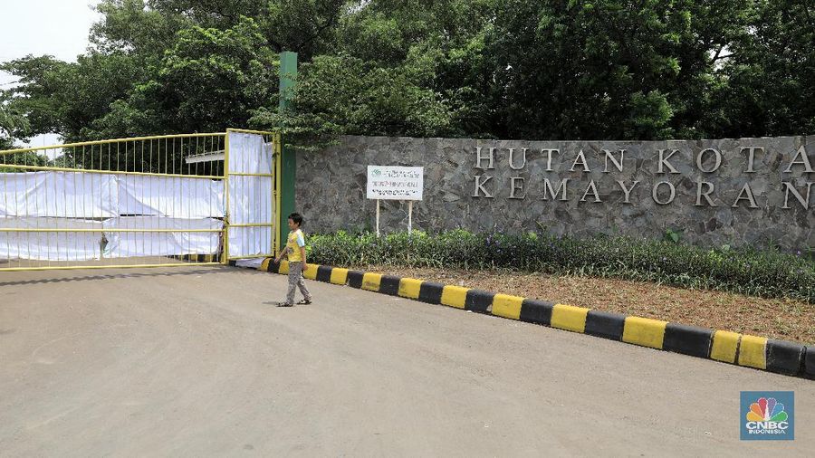 Saat ini, hutan kota Kemayoran ditutup sementara untuk umum.