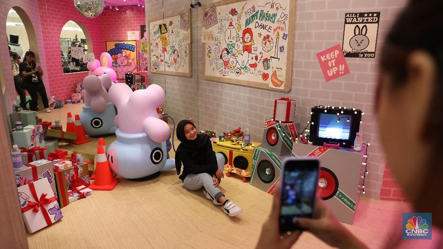 Kabar baik untuk para penggemar BTS, koleksi kartun BT21 pertama kalinya hadir di Indonesia. Bisa foto-foto bareng. 