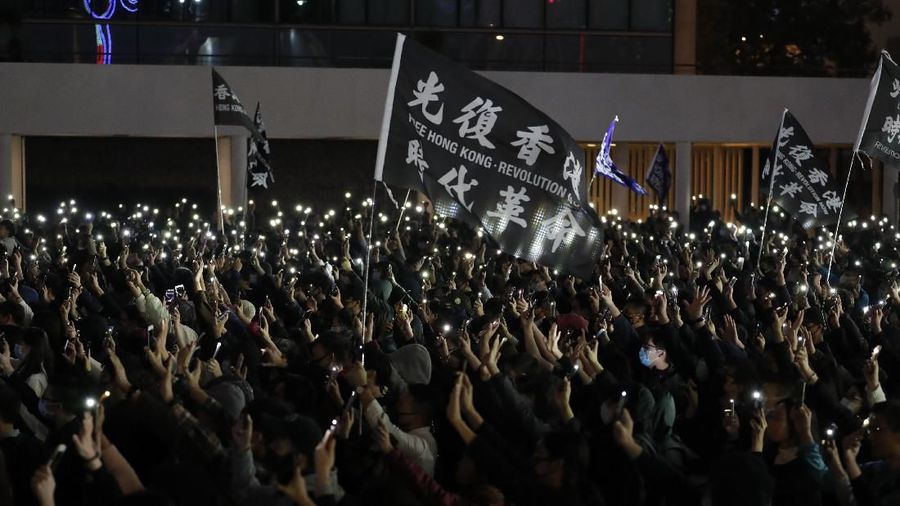 Polisi Hong Kong akhirnya menangkap sekitar 400 orang.