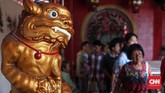 Warung Podjok Halal yang berada persis di depan Vihara Kim Tek Ie hanya menyediakan 60 porsi nasi dan lauk dari dana yayasan vihara. CNNIndonesia/Safir Makki
