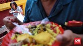 Gerakan nasi kuning di warung Podjok Halal ini mengajak pihak swasta untuk melakukan hal yamg sama sebagai bentuk mengurangi beban kaum tak mampu. CNNIndonesia/Safir Makki