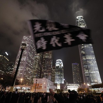 Rusuh! Pendemo & Polisi Hong Kong Bentrok hingga Larut Malam