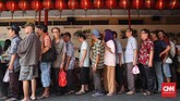 Warung Podjok Halal ini sangat diminati. Tampak antrean warga untuk membeli makan siang seharga Rp3 ribu yang dibuka setiap senin sampai jumat mulai pukul 11.30-13.00 siang dengan menu yang berganti tiap harinya. CNNIndonesia/Safir Makki