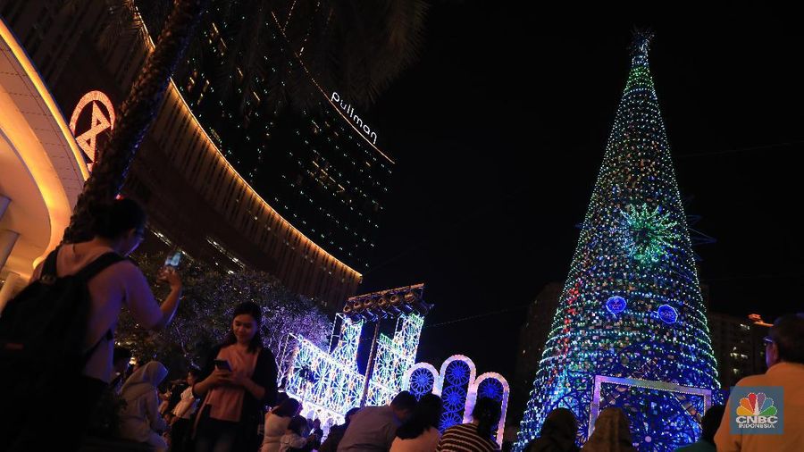 Pohon Natal Setinggi 38 Meter. (CNBC Indonesia/Tri Susilo)