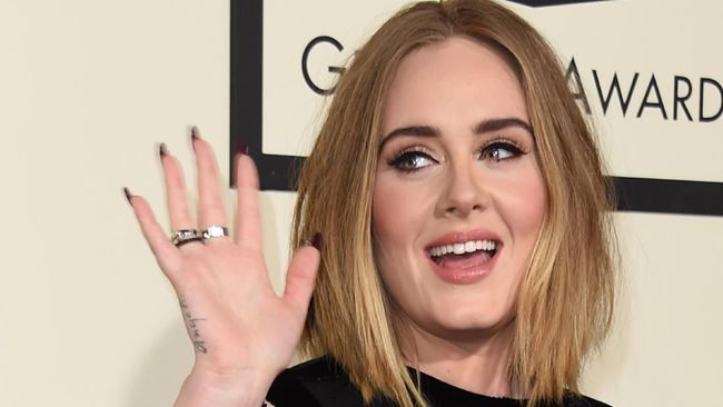 Adele Pamer Foto Natal, Fan Merengek Minta Album Baru