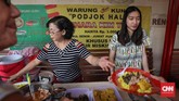 Para relawan bergantian melayani dan menjaga warung Podjok Halal yang selalu ludes tak sampai 1 jam. (CNNIndonesia/Safir Makki)