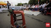 Jemaat GKI Yasmin Bogor dan HKBP Filadelfia Bekasi mengikuti ibadah perayaan Natal di seberang Istana Merdeka, Jakarta, Rabu (25/12). (CNN Indonesia/Adhi Wicaksono)