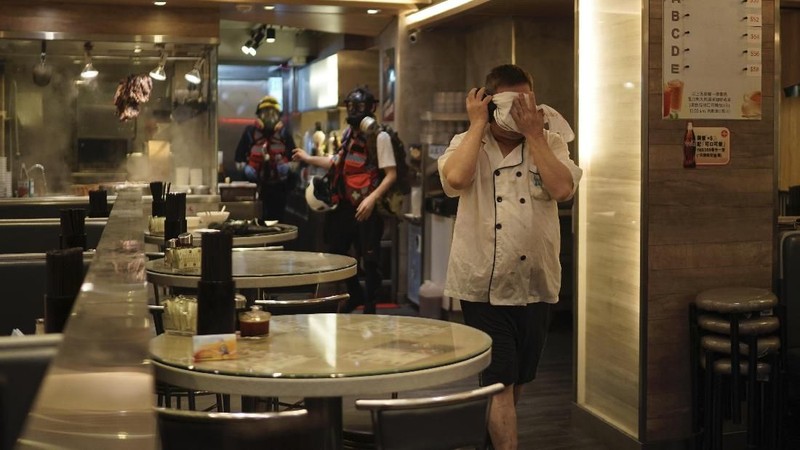 Demo berujung bentrok kembali di Hong Kong. Massa berdemo di pusat perbelanjaan dan ditembaki gas air mata oleh polisi.
