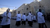 Para pendeta berpartisipasi dalam perayaan Natal 2019 di luar gereja kelahiran yang dibangun di atas tempat di mana orang Kristen percaya bahwa Yesus Kristus dilahirkan di situ pada Selasa (24/12). (AP Photo/Majdi Mohammed)