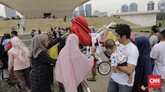 Tak ada biaya masuk untuk masuk ke kawasan Monas. Hanya saja, jika Anda ingin naik ke puncak Monas, akan dikenakan biaya tambahan. (CNN Indonesia/Adhi Wicaksono)