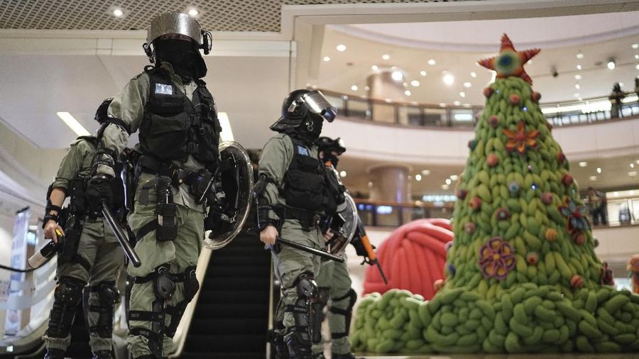 Demo berujung bentrok kembali di Hong Kong. Massa berdemo di pusat perbelanjaan dan ditembaki gas air mata oleh polisi.
