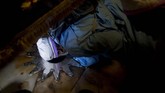 Seorang umat Kristiani berdoa di gereja tempat kelahiran Yesus Kristus, Selasa (24/12). (AP Photo/Majdi Mohammed)
