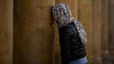 Seorang umat Kristiani berdoa di gereja tempat kelahiran Yesus Kristus, Selasa (24/12). (AP Photo/Majdi Mohammed)