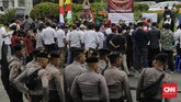 Aparat kepolisian menjaga ketat aksi perayaan Natal 2019 di seberang Istana Negara, Jakarta. (CNN Indonesia/Adhi Wicaksono)