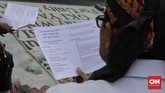 Misa di seberang Istana Kepresidenan merupakan cara jemaat dari Bekasi dan Bogor mendesak pemerintah daerah masing-masing yang menolak melepas segel di rumah ibadah mereka. (CNN Indonesia/Adhi Wicaksono)