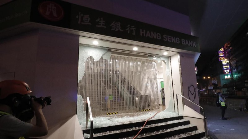 Demo berujung bentrok kembali di Hong Kong. Massa berdemo di pusat perbelanjaan dan ditembaki gas air mata oleh polisi.