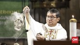 Prosesi Misa dipimpin oleh Romo Albertus Hani Rudi Hartoko SJ, Romo Joannes Maryana SJ, dan Romo Yusuf Edi Mulyono SJ. (CNN Indonesia/Andry Novelino)