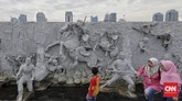 Kalaupun tidak ingin masuk ke tugu Monas, anda juga bisa bersantai di sekitar kawasan, karena di Monas terdapat rerumputan hijau yang terawat dan bersih sehingga nyaman dijadikan tempat bersantai. CNN Indonesia/Adhi Wicaksono