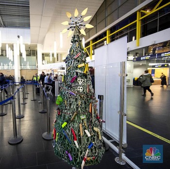 Unik! Barang Hasil Sitaan Bandara 'Disulap' Jadi Pohon Natal