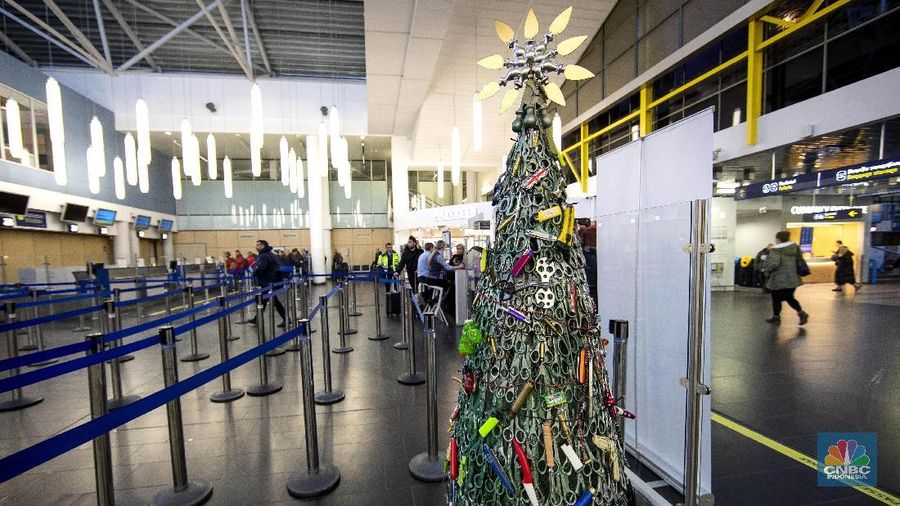 Pohon Natal itu terlihat disusun dari berbagai barang sitaan yang berhasil diamankan dari pos pemeriksaan di Bandara Vilnius, Lithuania.